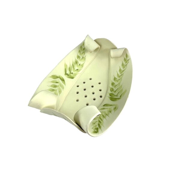 Hilborn Footed Ceramic Berry Bowl With Leaf Design - Picture 5 of 10